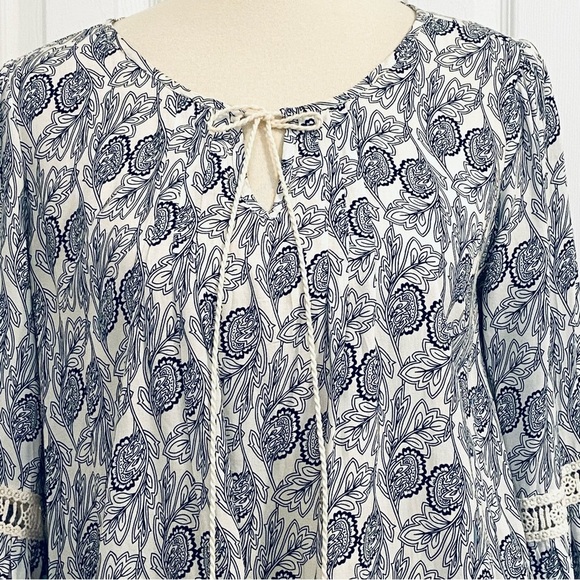 Umgee Navy Floral Boho Blouse Top Sharkbite Hem Bell Sleeve Crochet Womens Sz M - Picture 2 of 9
